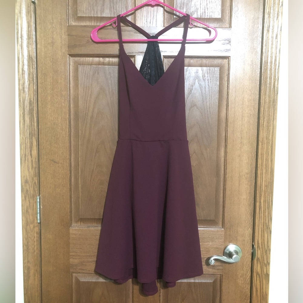 Sleeveless v neck dress - Picture 1 of 6
